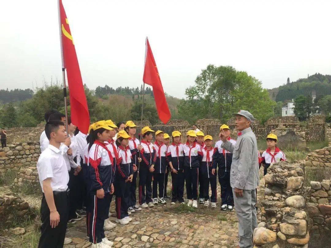 解决你的疑惑问题必备-方媛发文为老公庆生郭富城穿西装许愿依旧帅气,二人的搭配指数怎样?